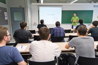 El professor Ramón Canal, del Departament d'Arquitectura de Computadors, juntament amb els seus alumnes de l'assignatura 'Nanoelectric Circuit Design' del 'Master in Innovation and Research in Informatics' (MIRI).