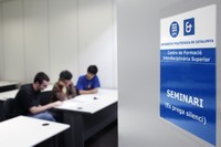 Alumnes estudiant. El fet de compartir els estudis amb persones que tenen les mateixes motivacions i ganes de treballar facilita fer pinya i crear sinèrgies en què tothom s’ajuda.