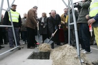 El rector de la UPC, Antoni Giró, col·loca la primera pedra del Campus Diagonal Besòs