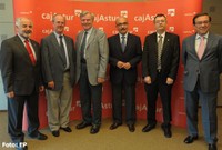 El rector de la UPC, Antoni Giró, segon per l'esquerra, a l'acte de lliurament de les beques.