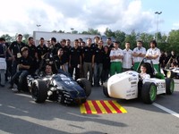 Els dos vehicles de la UPC al circuit de Montmeló durant la cursa del Formula Student 