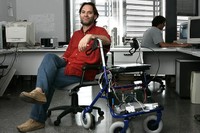 El professor Ulises Cortés amb el caminador intel·ligent i-Walker que es presenta a l’Exposició Universal de Shangai 2010.