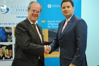 L’acord ha estat rubricat pel rector de la UPC, Antoni Giró, i pel director general de CIBA VISION, Gianluca Gallinotti. 