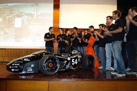 L'equip ETSEIB Motorsport durant la presentació del monoplaça CAT03.