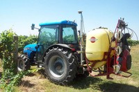 Tractor en què s'ha instal·lat el sistema electrònic per dosificar els plaguicides a la vinya. 