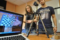 L'estudiant i l'estudianta de l’Escola d’Enginyeria de Terrassa de la UPC, Ivan Paquico i Cristina Palmero, mostren el seu innovador sistema per aprendre a jugar a escacs