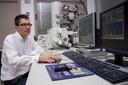 José María Manero, davant d’un microscopi electrònic de rastreig, observant les cèl•lules en una mostra biofuncionalitzada per comprovar la resposta cel·lular del material tractat.