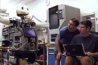 Enginyers de l'IRI fan proves amb el robot Tibi, equipat amb sensors que el permeten desplaçar-se autònomament, detectar les persones i comunicar-se amb elles per mitjà d’un micròfon i d’un altaveu, i amb una pantalla tàctil.