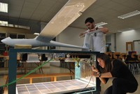 Els estudiants construint l'avió.