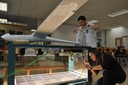 Els estudiants construint l'avió.