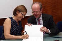 Lourdes Reig i el rector de la UPC, Antoni Giró,durant la signatura del conveni