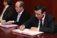 Eel rector Antoni Giró, i el president de la Comissió del Mercat de les Telecomunicacions, Reinaldo Rodríguez Illera en la signatura del conveni.