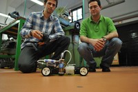 Aleix Llovet i Xavier Salueña, estudiant i professor, respectivament, de l’ETSEIAT amb el cotxe dAlh2Orean