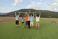 Els estudiants que han dissenyat el Solar Endeavour amb l'avió.