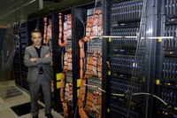 Jordi Torres, junt al supercomputador Marenostrum. Ell creu que en el futur la informàtica en núvol d'Internet oferirà la supercomputació com a servei.