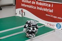 El robot Dorami pujant esgraons