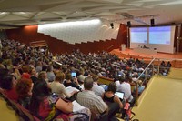 Participants escolltant una de les conferències a l'Auditori de l'edifici Vèrtex. 