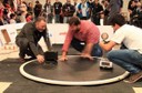 Moment d'un dels combats de sumo entre dos robots d'aquesta edició