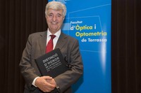 Ramón Noguera és primer distingit d’honor de la Facultat d’Òptica i Optometria de Terrassa.