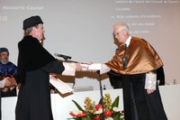 El rector Antoni Giró lliura el diploma a Carlos Daganzo