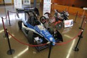 El monoplaça de l'equip UPC ETSEIB Motorsport (a l'esquerra de la imatge) i la motocicleta de l'equip Ampeer Team (al centre de la imatge) de l’Escola Tècnica Superior d’Enginyeria Industrial de Barcelona (ETSEIB).