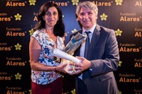 Daniela Tost, directora del CREB, y Antonio Álvarez, recogiendo el galardón de uno de los Premios Alares 2017