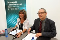 Núria Marín, alcaldessa de l'Hospitalet de Llobregat, juntament amb Enric Fossas, rector de la UPC, en el moment de la signatura del conveni el 30 de juny.