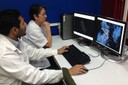 La investigadora Lourdes Campos amb el membre del seu equip Francisco Acosta-Reyes, observant a través de dues pantalles d'ordinador  les imatges 3D de l'estructura del CD27 i del seu comportament en l'ADN