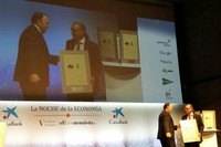 Enric Fossas, rector de la UPC, rebent el premi a la millor iniciativa en formació durant la 'Noche de la Economía'.