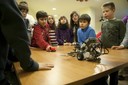 Nens i nenes de primària jugant amb els robots per descobrir com funcionen