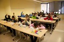 Estudiantat de primària experimentant formes geomètriques a través del muntatge i creació d’estructures