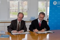 D'esquerra a dreta, el rector Antoni Giró i Xavier Torra, director general de Simon Holding, durant la signatura del conveni. 