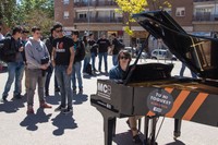 El piano del concurs internacional de música Maria Canals instal·lat a la plaça Campus de Terrassa.