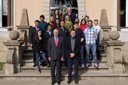 Els primers estudiants i estudiantes visitants de l’Instituto Tecnológico y de Estudios Superiores de Monterrey (ITESM), junt amb Enrique Alejandro Zepeda, vicerector d’Internacionalització de l’ITESM (a l'esquerra de la foto, a primera fila) i el vicerector de Política Internacional de la UPC, Pedro Diez (a la dreta, a prmiera fila).