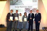 Els autors de l'article destacat amb la George Stephenson Gold Medal de l'ICE durant el lliurament del guardó