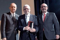 El professor Lluís Ferrero durant el lliurament del Premi, amb el conseller Felip Puig a l'esquerra i el degà del CETIB, Joan Ribó, a la dreta