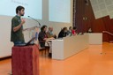 Un representat de l'estudiantat presenta la primera moció a l'informe del rector