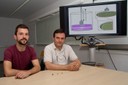 D’esquerra a dreta, Tomàs Garcia i Ramon Bragós, del Departament d’Enginyeria Electrònica i del Centre de Recerca en Enginyeria Biomèdica (CREB), que han creat un nou mètode per introduir material genètic en cultius cel·lulars.