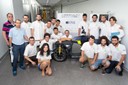 L’equip AmpeerTeam, format per estudiants d’enginyeria i disseny de l’ETSEIB i d’Elisava, amb la moto elèctrica BRUC 02.