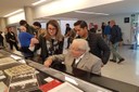 La professora i sotsdirectora de l'ETSAB Carolina Garcia i l'arquitecte Oriol Bohigas, davant l'exposició de la biblioteca del centre 'Oriol Bohigas. Portafoli'