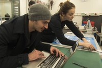 Un estudiant i una estudianta preparen la seva presentació al CERN.