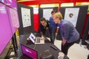 Estudiants i tutors de les tres escoles treballant en els prototips a Ideasquare, del CERN.