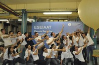 Els estudiants de la UPC amb el globus que llançaran a l'estratosfera