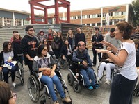 La professora de l'ETSAB Sandra Bestraten explica la classe pràctica al carrer, pel barri La Marina del Port de Barcelona.