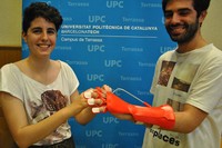 Natalia Martín i Antonio Abdul Masih amb el sistema que han dissenyat per recuperar el moviment de la mà.