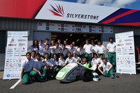 L'equip UPC ecoRacing de l'ESEIAAT amb el seu monoplaça elèctric ecoRZ, a Silverstone