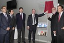 Antoni Giró i Jaume Pagès, al costat de la placa de la inauguració de l'edifici