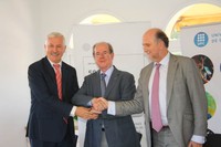 D'esquerra a dreta, Carlos Fernández, director de Relacions amb les Universitats d'Indra, el rector Antoni Giró, i  José Luis Angoso, director d'Innovació i Qualitat d'Indra.