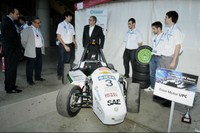 El conseller d'Empresa i Ocupació, Felip Puig i el rector de la UPC, Enric Fosses, es van interessar pels vehicles desenvolupats pels estudiants de la UPC que participen en competicions universitaries Formula i Moto Student