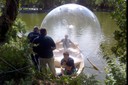 Ángel Orensanz, instal·lant la seva esfera al llac de Torre Girona, al Campus Nord de la UPC.